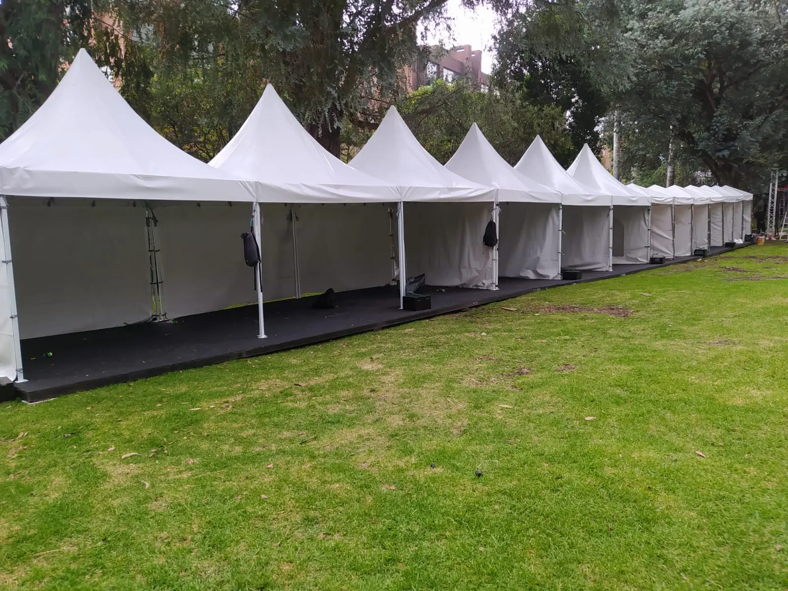 Carpas blancas tipo pabellón para eventos empresariales