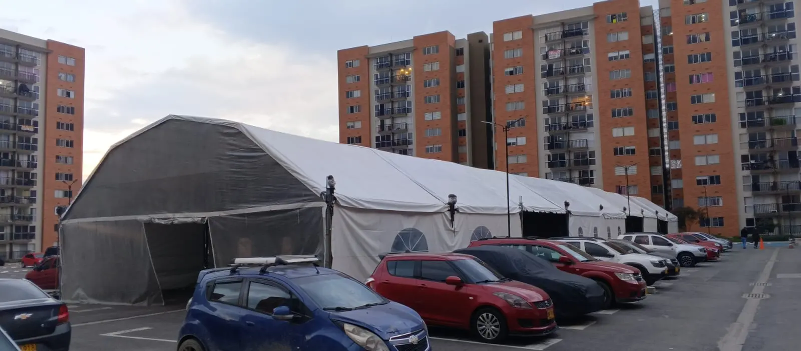 Pabellón cerrado con lona blanca para eventos privados en Bogotá