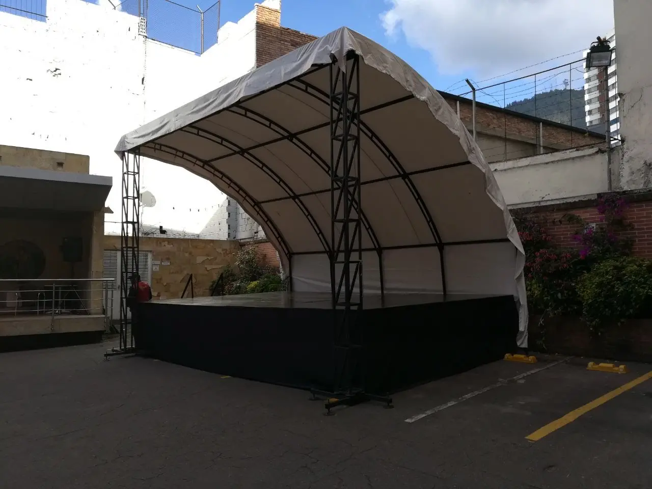 Tarima elevada para conferencias y lanzamientos de marca