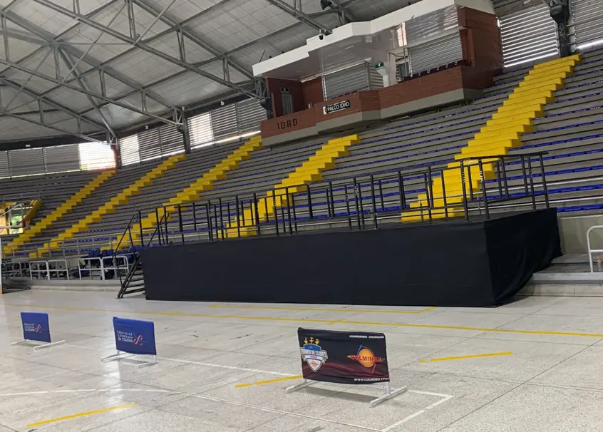 Renta de tarimas para presentaciones en eventos empresariales y sociales
