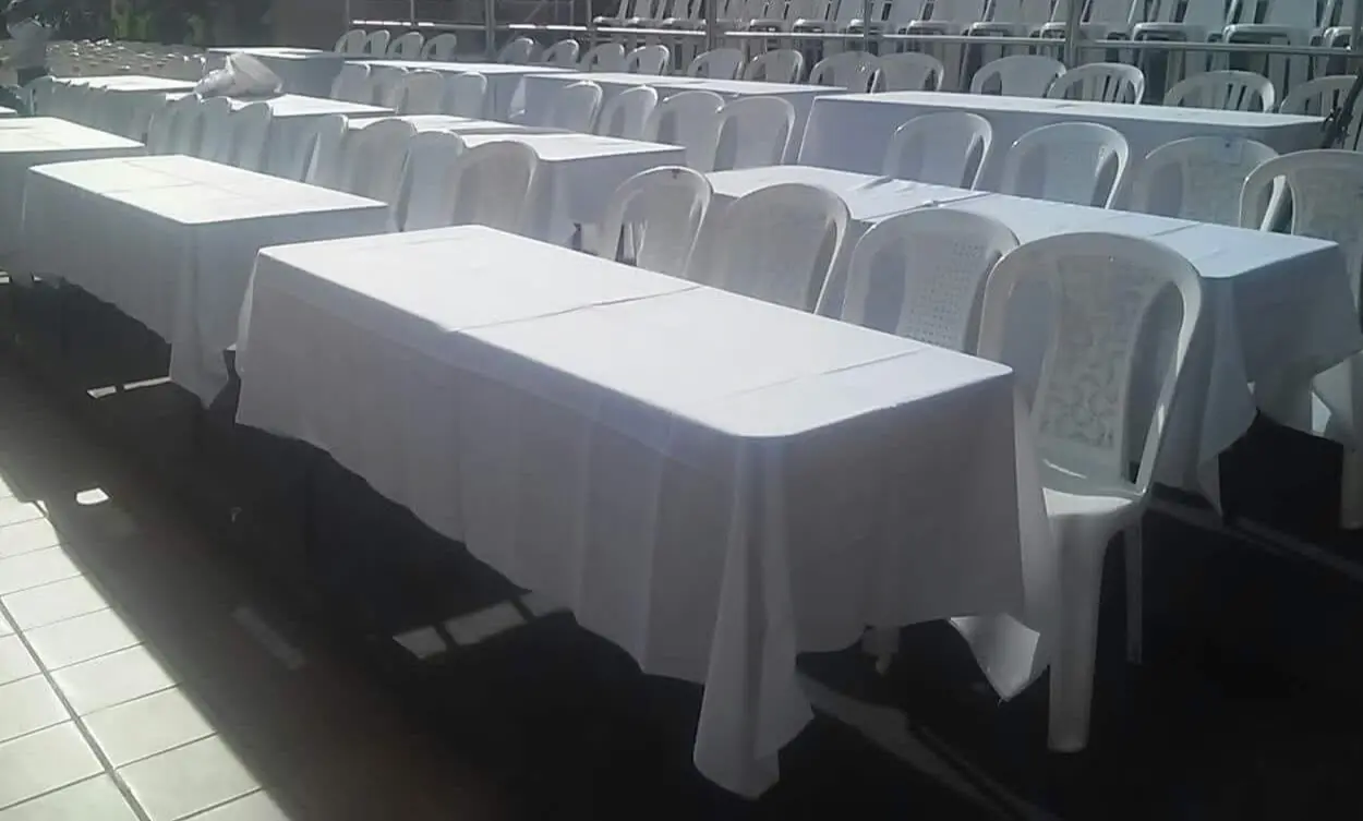 Sillas blancas y mobiliario decorativo para eventos elegantes en la sabana