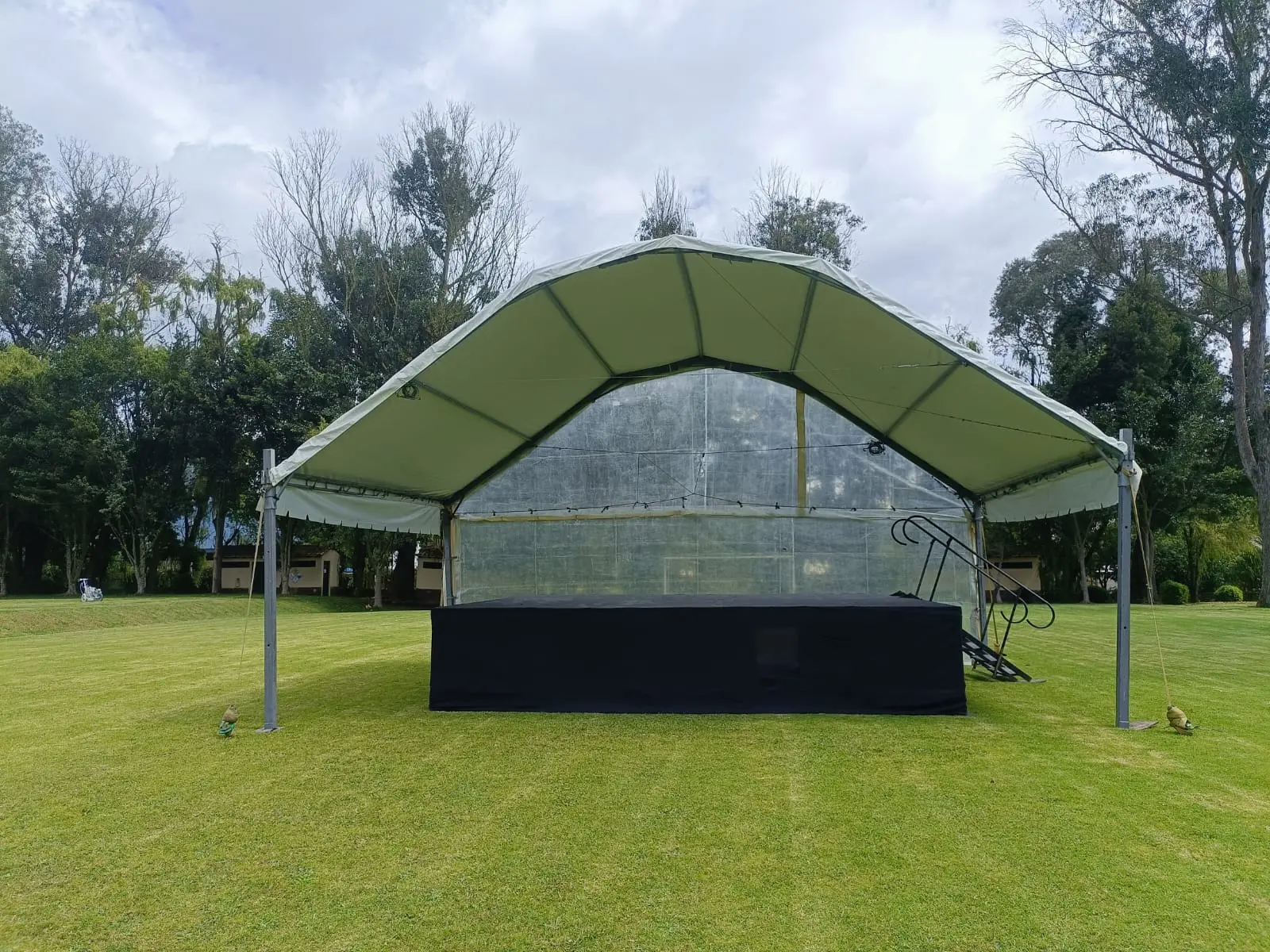 Alquiler de Tarima sobre estructura metálica para evento empresarial
