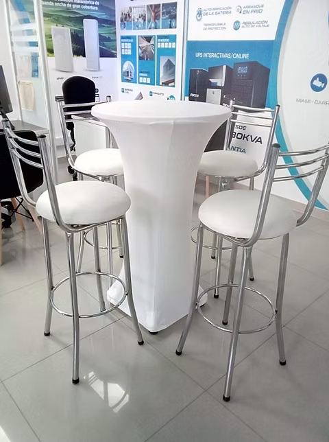 Sillas plásticas y mesas en arriendo para eventos sociales en Bogotá