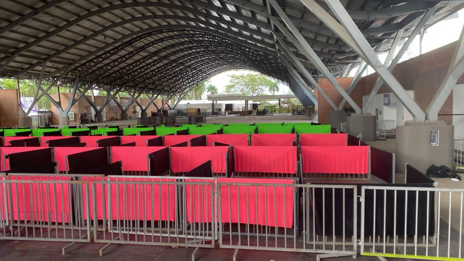 Servicio-de-alquiler-de-vallas-de-contencion-para -eventos